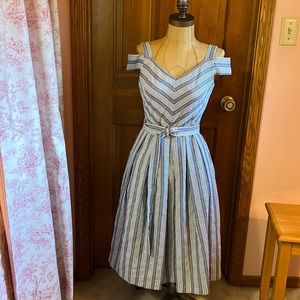 EUC WHBM  Blue & White Seersucker Dress Size 2 with pockets
